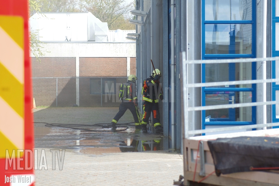Voorbijgangers ontdekken brand na wateroverlast Energieweg Alphen aan den Rijn