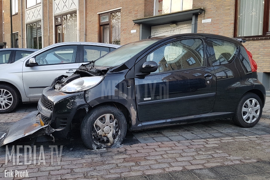 Auto flink beschadigd door brand op het Mendelssohnplein in Vlaardingen