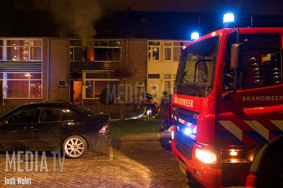 Bewoners gewond na uitslaande woningbrand Parelstraat Alphen aan den Rijn (video)