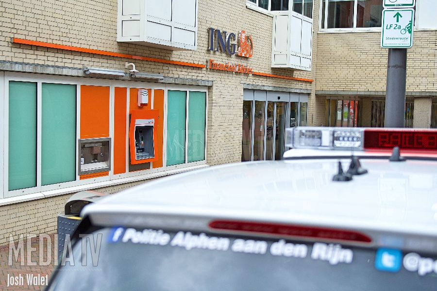 Alphense geldautomaten dichtgelijmd, politie doet onderzoek
