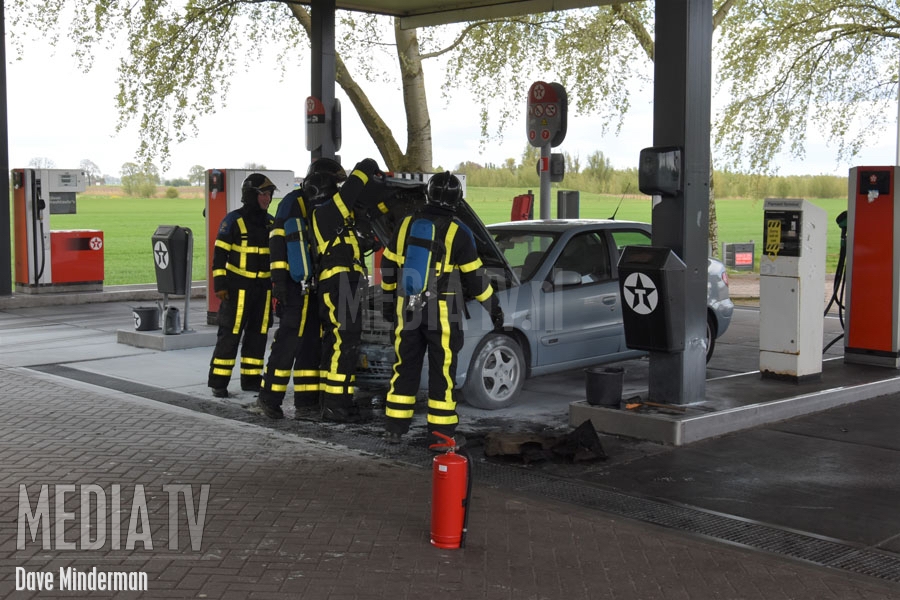 Auto in brand bij tankstation A29