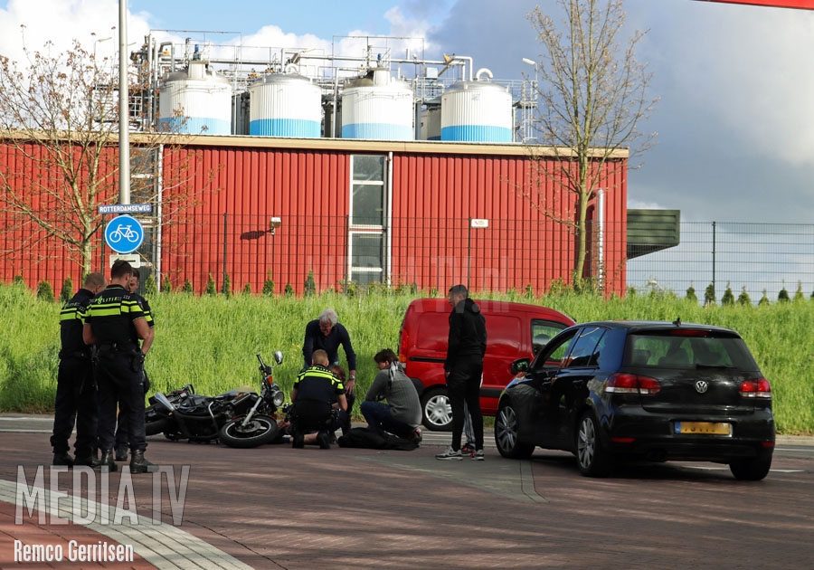 Motorrijder en auto botsen op de Rotterdamseweg in Gouda