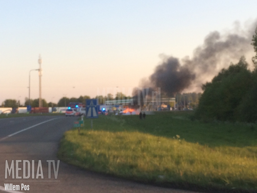 Auto in de brand na eenzijdig ongeval A15 Hendrik Ido Ambacht (video)