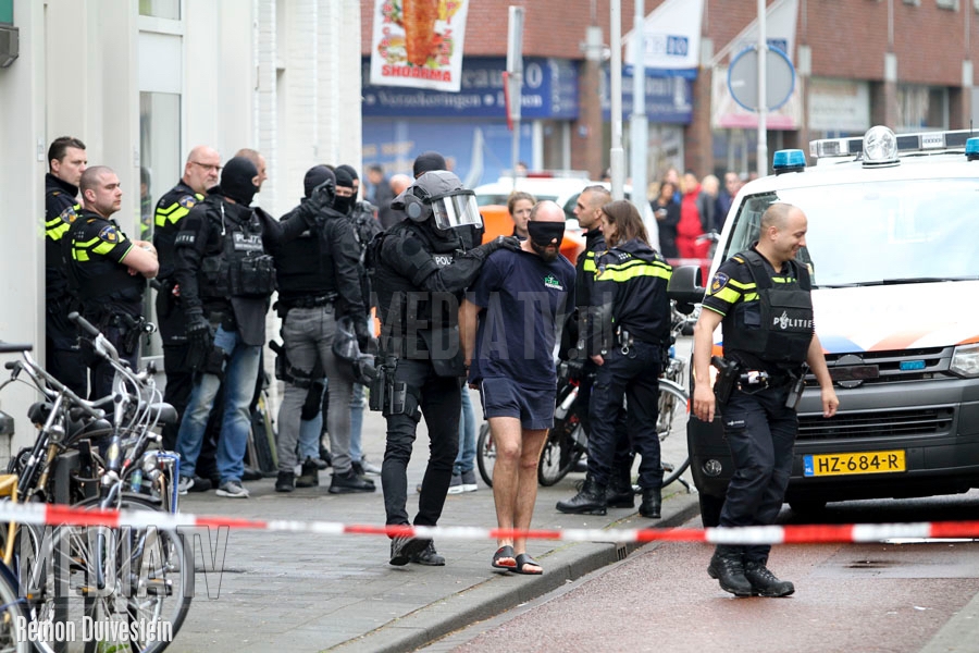 Arrestatieteam doet instap na burenruzie 2e Rosestraat Rotterdam (video)