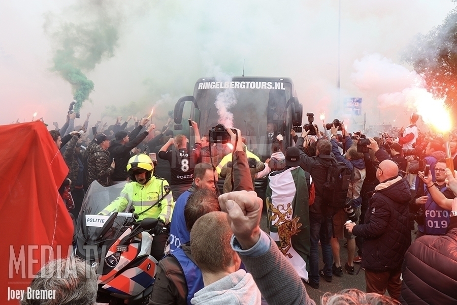 Aankomst spelersbus Feyenoord op Woudestein (video)