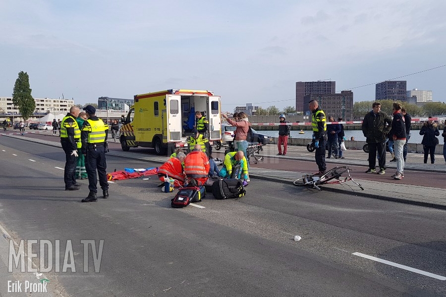 Zwarte Mercedes rijdt door na achterlaten zwaargewonde fietser Posthumalaan Rotterdam (video)