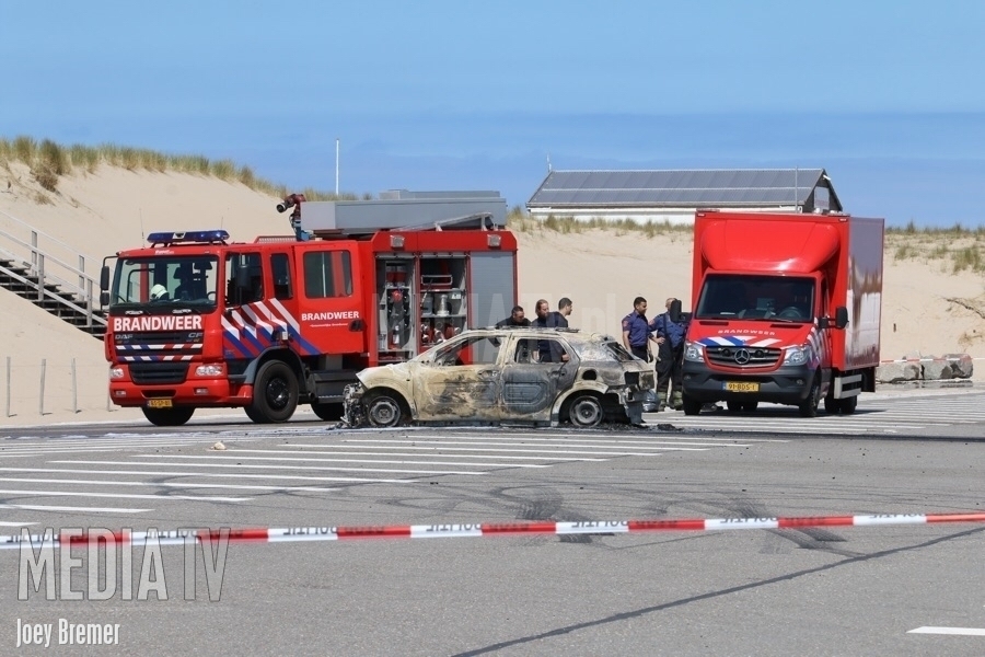 Stoffelijk overschot aangetroffen in uitgebrande auto Maasvlakte (video)