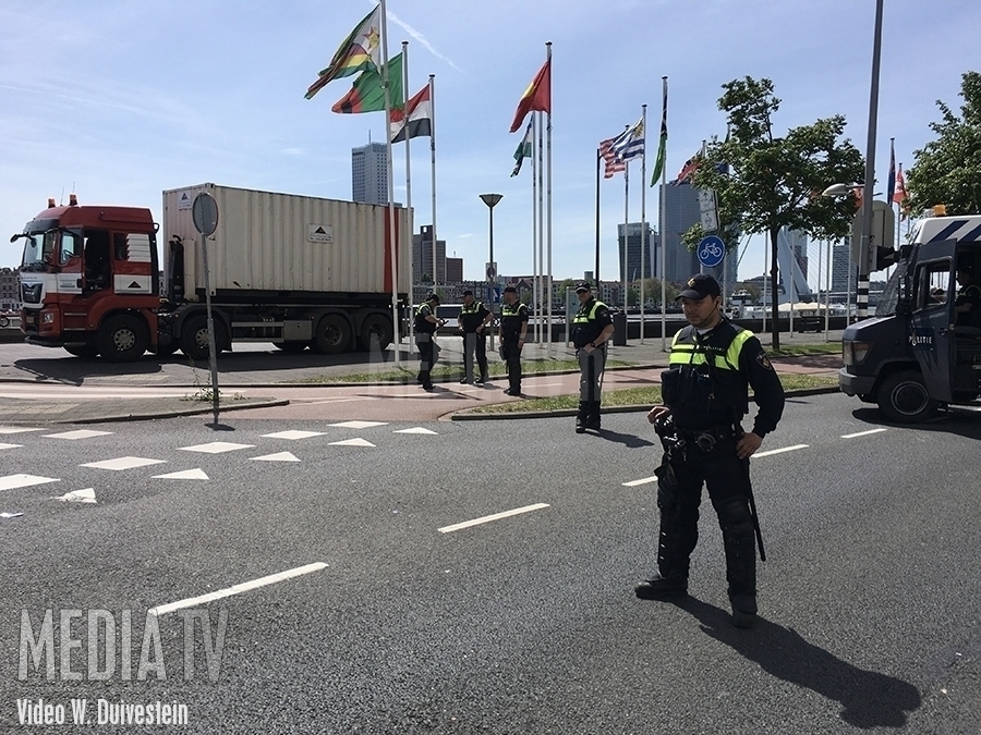 Mobiele Eenheid dwingt truck tot stoppen Boompjes Rotterdam (video)