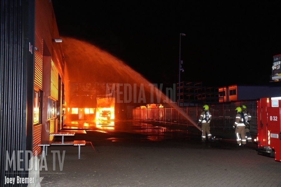 Grote uitslaande brand in bedrijfspand Stationsweg Oude-Tonge (video)