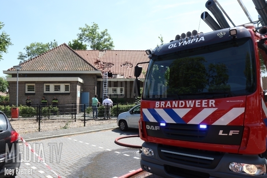Dakbrand op gebouw Juliana van Stolberglaan Middelharnis (video)