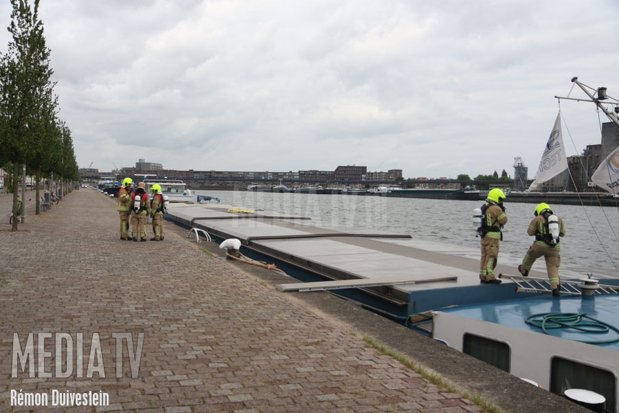 Broei in lading schip Maashaven Rotterdam (video)