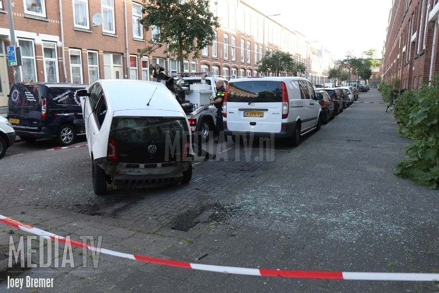 Auto zwaar beschadigd na explosie Bingleystraat Rotterdam (video)