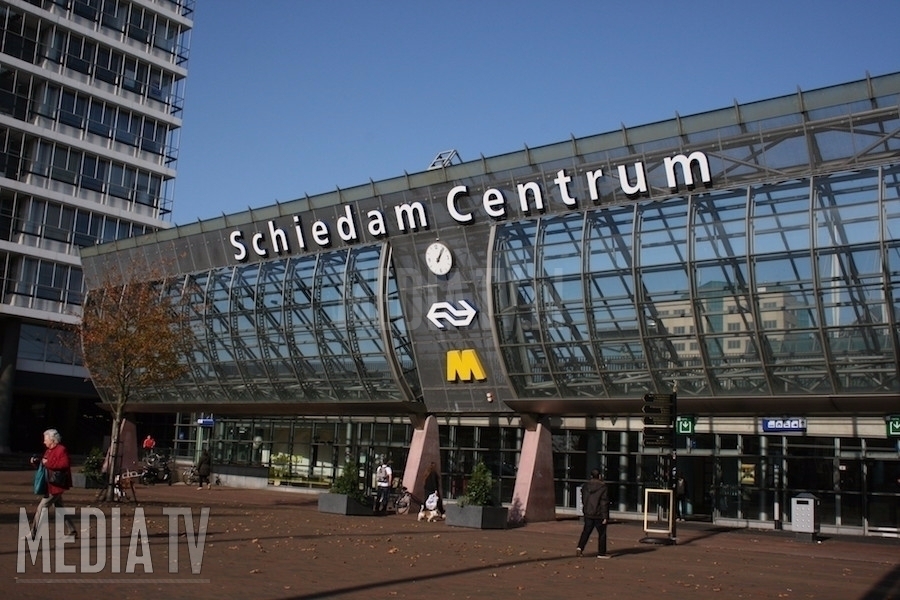Treinreizigers verrast door oefening politie station Schiedam Centrum