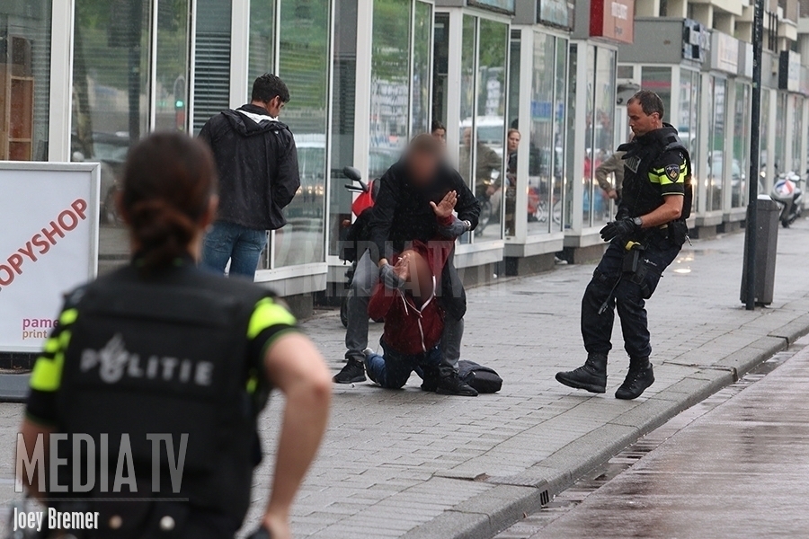Arrestatieteam houdt man aan Schiedamsedijk Rotterdam