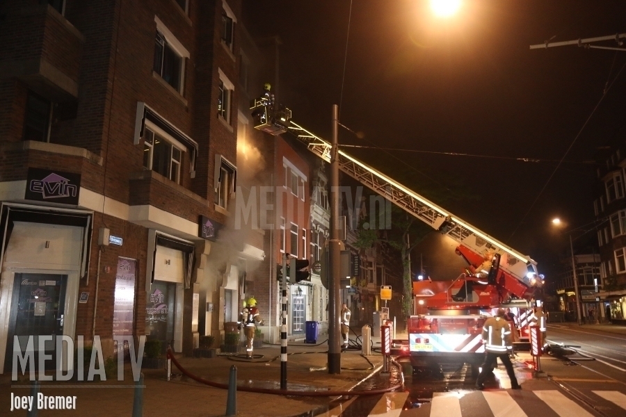 Brandweer redt man uit woning bij fikse brand Bergweg Rotterdam (video)