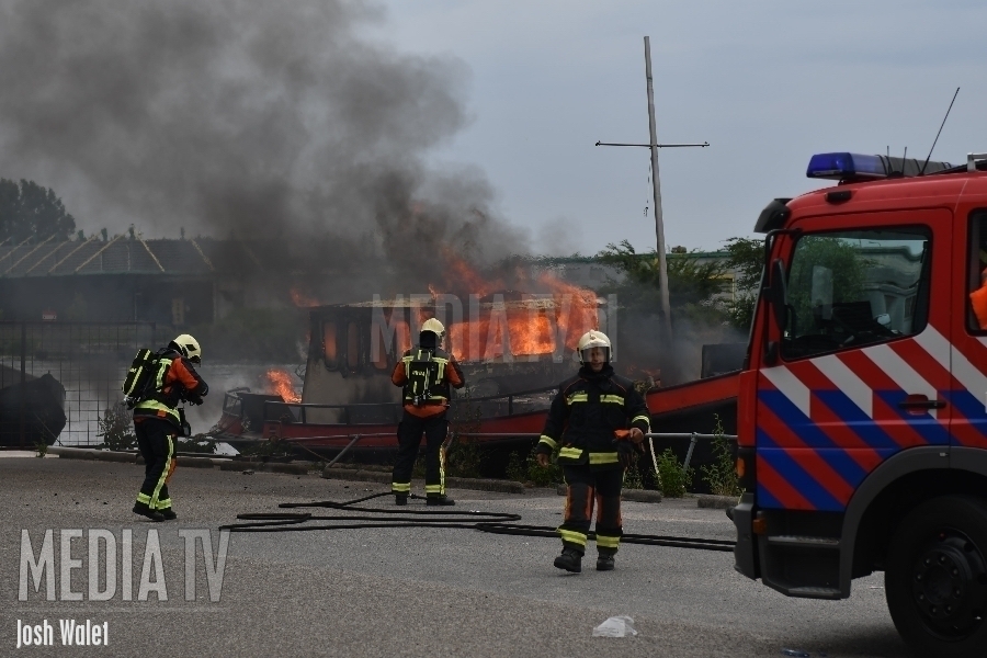 Boot uitgebrand in Rijnhaven Alphen aan den Rijn (video)