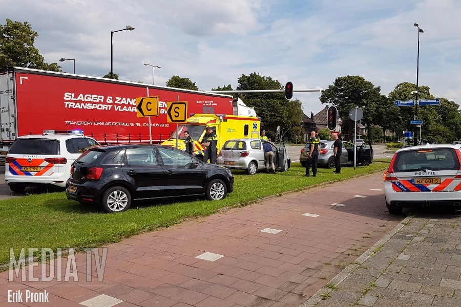 Meerdere voertuigen botsen op de Holysingel in Vlaardingen