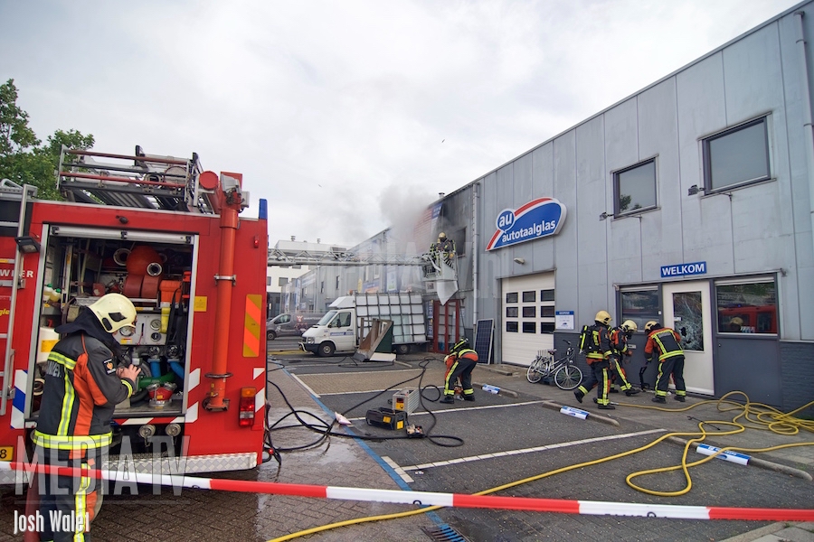 Middelbrand in bedrijfspand Euromarkt Alphen aan den Rijn (video)