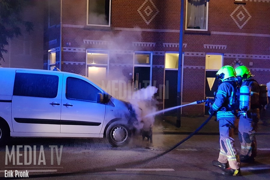 Auto zwaar beschadigd na brand Rozenburgsestraat Schiedam