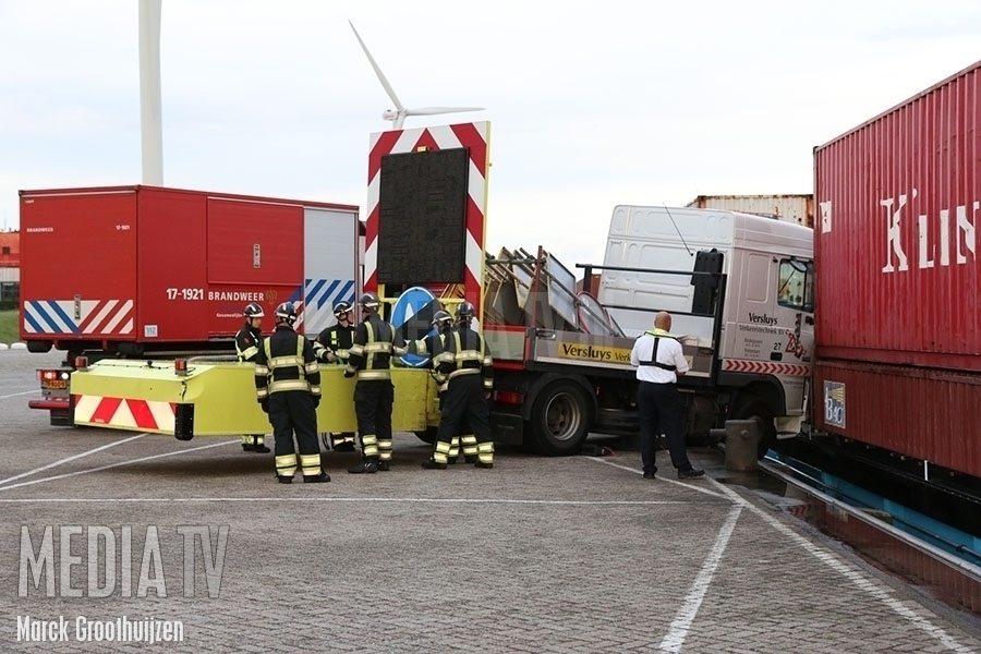Vrachtwagen rijdt tegen binnenvaartschip Elbeweg Rotterdam (video)