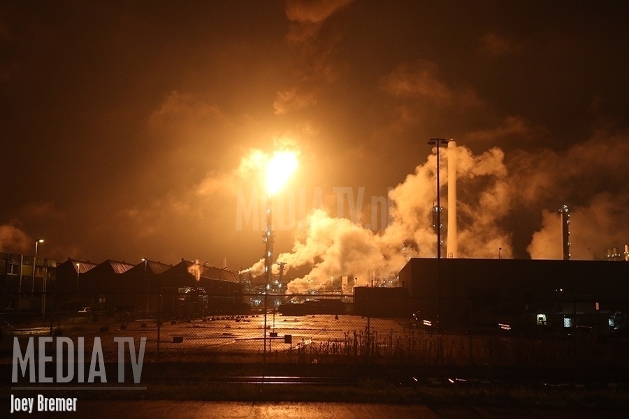 Raffinaderij Shell Pernis stilgelegd na explosie en brand (video)