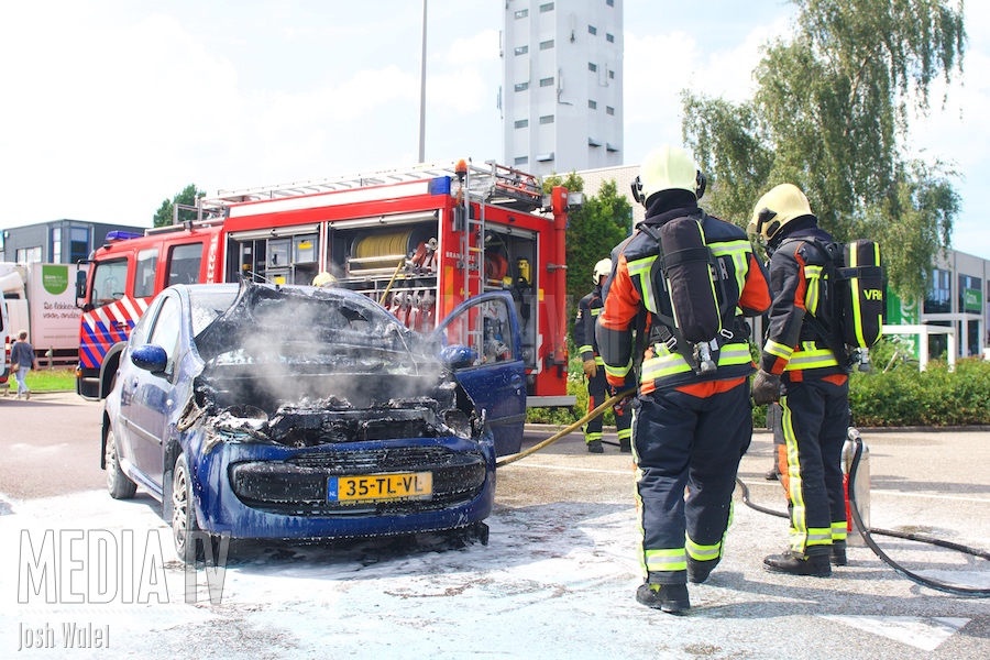Auto vat vlam in Alphen aan den Rijn