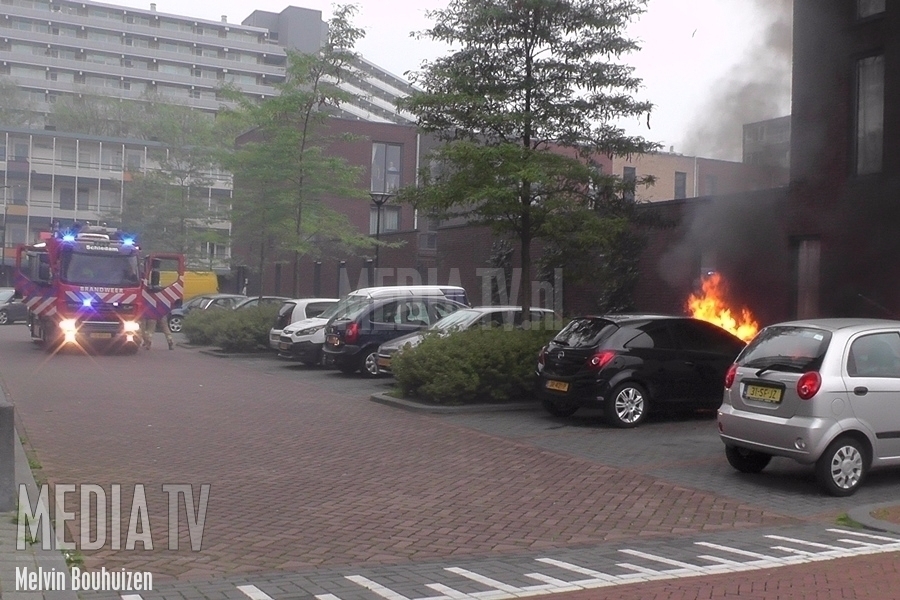 Brand onder de motorkap van auto Louis Zimmermannplein Schiedam