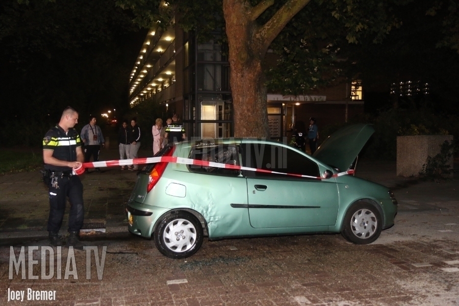 Auto zwaar beschadigd na brand Spechtlaan Vlaardingen