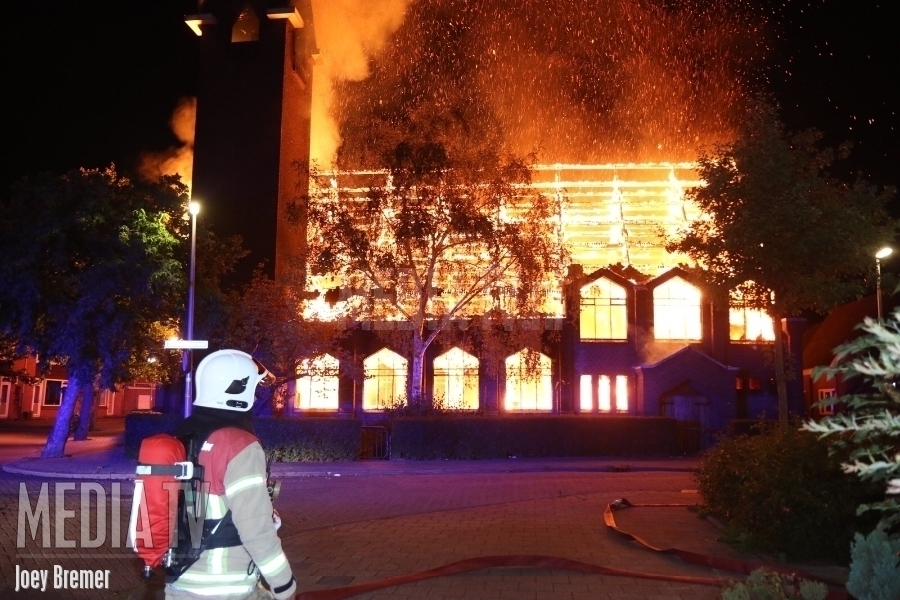 Zeer grote uitslaande brand in kerk Zaandijkstraat Rotterdam (video)