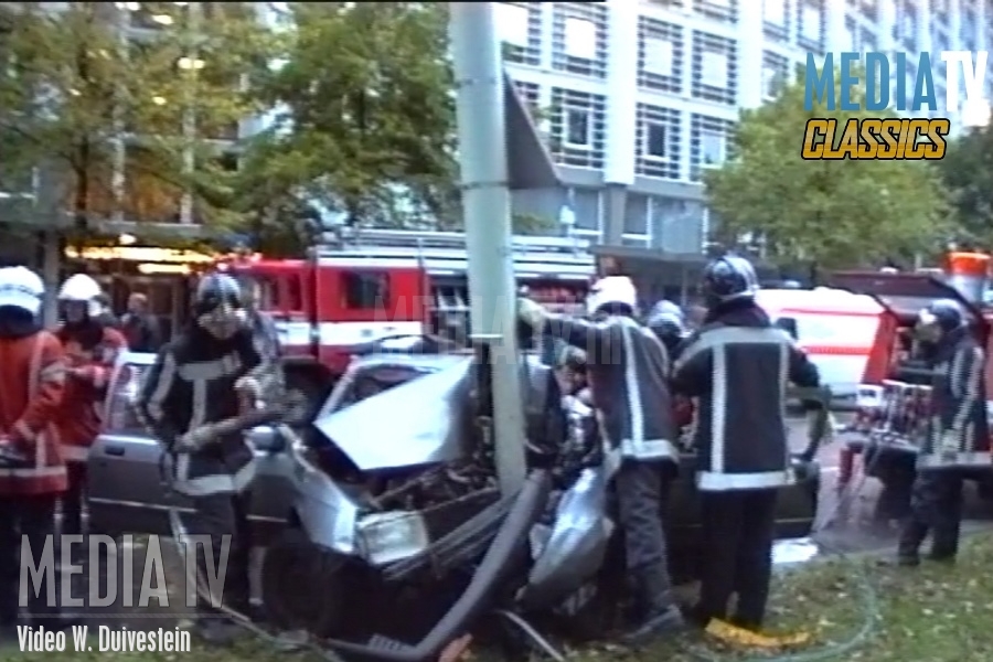 MediaTVClassics (1994): Auto crasht tegen lichtmast Weena Rotterdam (video)