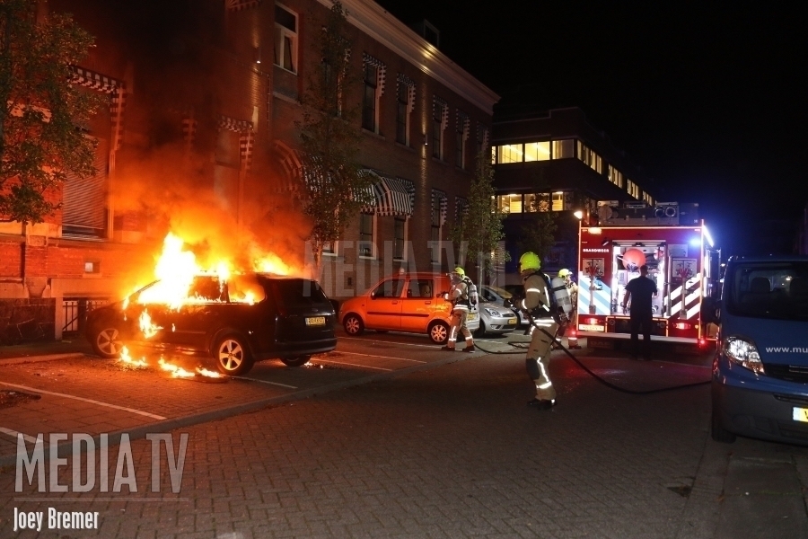 Auto in vuur en vlam Edouard Jacobsstraat Rotterdam