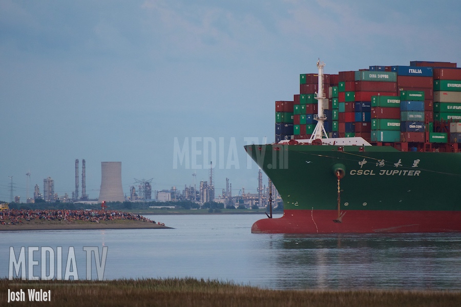 Rotterdamse slepers assisteren bij vastgelopen containerschip in Westerschelde