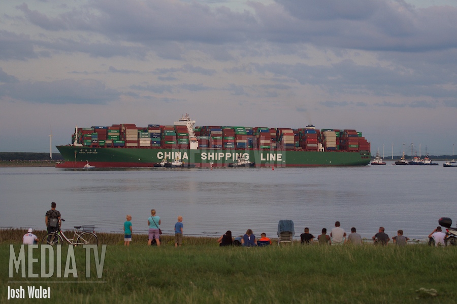 Vast gelopen containerschip CSCL Jupiter komt naar Haven Rotterdam