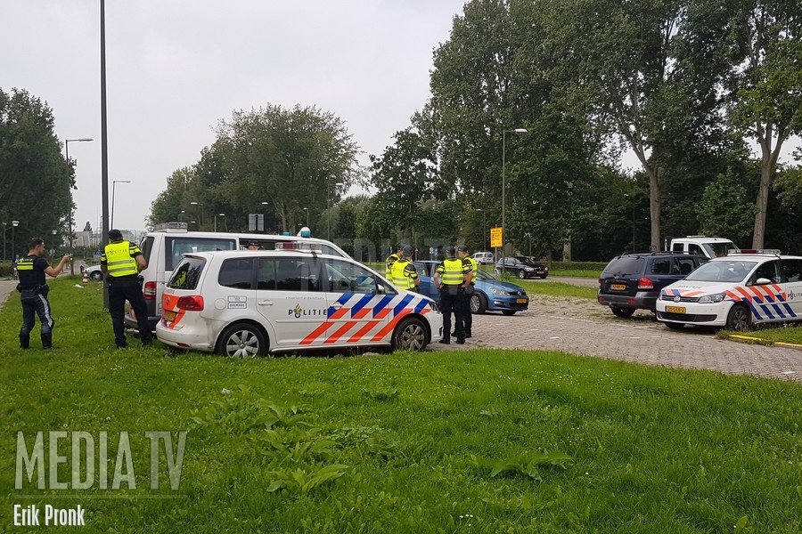 Politie houdt algehele verkeerscontrole Hargalaan Schiedam