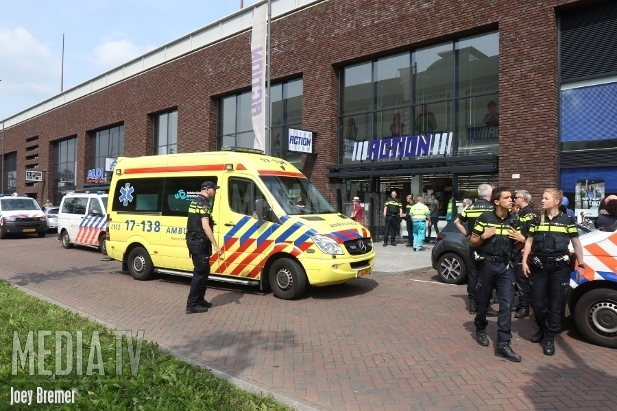 Flinke politie-inzet na vechtpartij bij Action Vierhavenstraat Rotterdam (video)