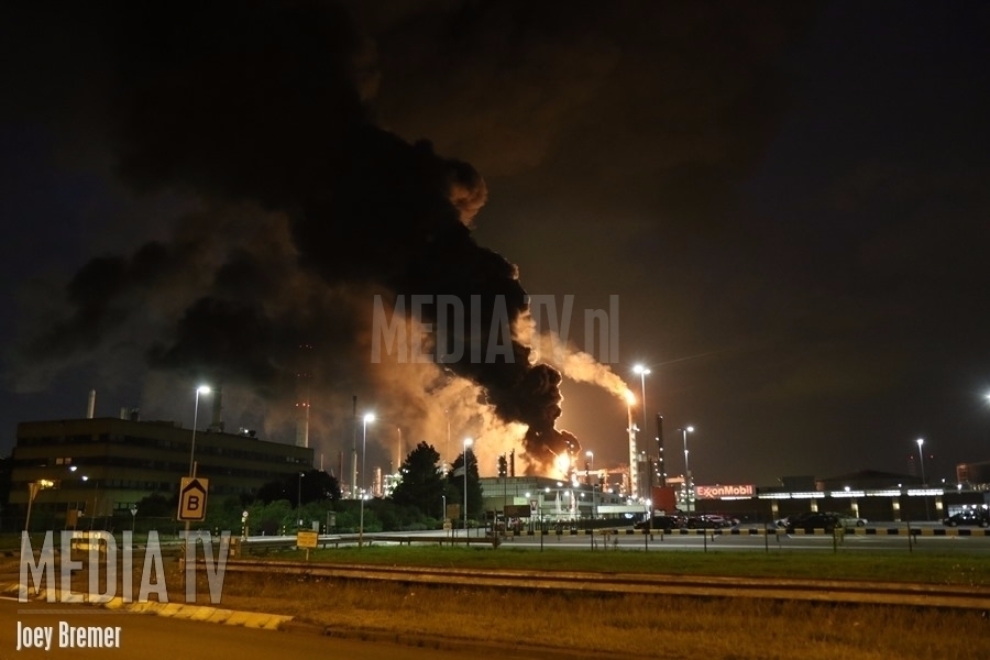 Zeer grote brand bij de Esso-raffinaderij Botlekweg Rotterdam (video)