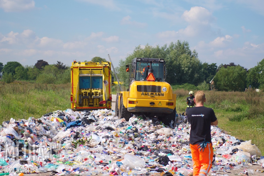 Vuilniswagen in Alphen a/d Rijn geleegd vanwege mogelijk smeulend afval