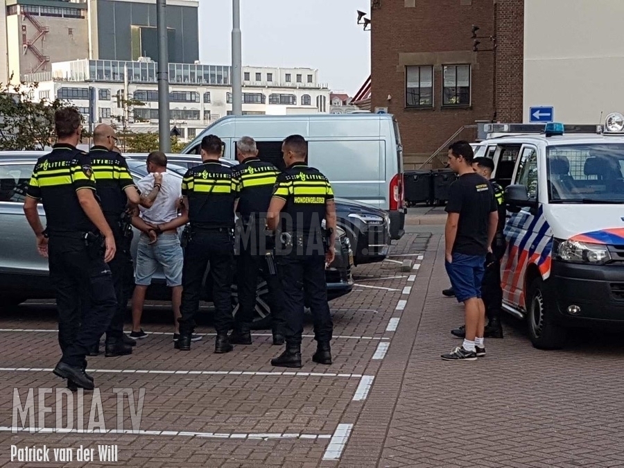 Achtervolging eindigt tegen geparkeerd voertuig Wilhelminakade Rotterdam