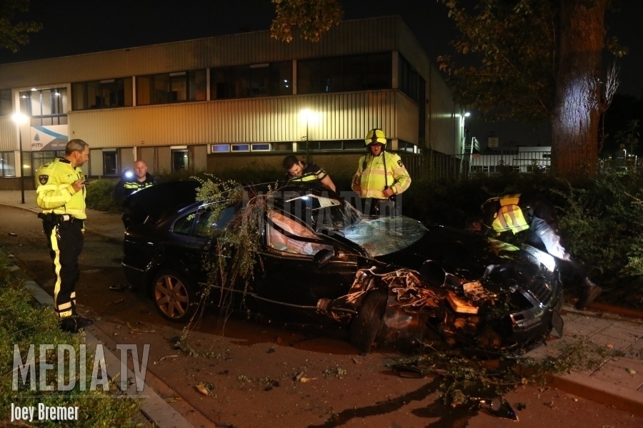 Auto crasht met hoge snelheid op De Brauwweg Schiedam