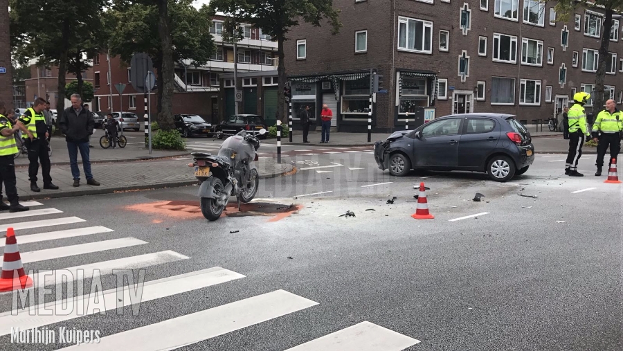 Motorrijder en auto botsen op Dorpsweg Rotterdam
