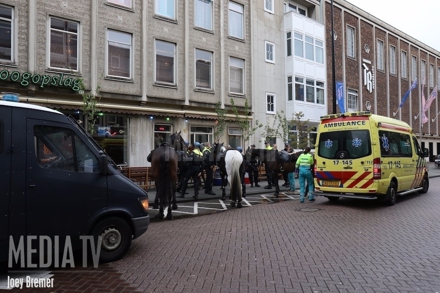 Politiepaard geschept onderweg naar spoedassistentie Witte de Withstraat Rotterdam (video)