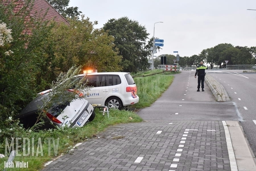 Bestuurder gevlucht na crash met auto in Ter Aar