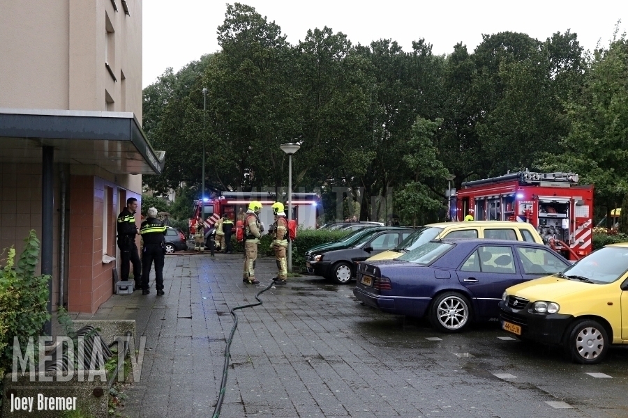 Zwaargewonde bij uitslaande brand Dr. Wiardi Beckmansingel Vlaardingen (video)