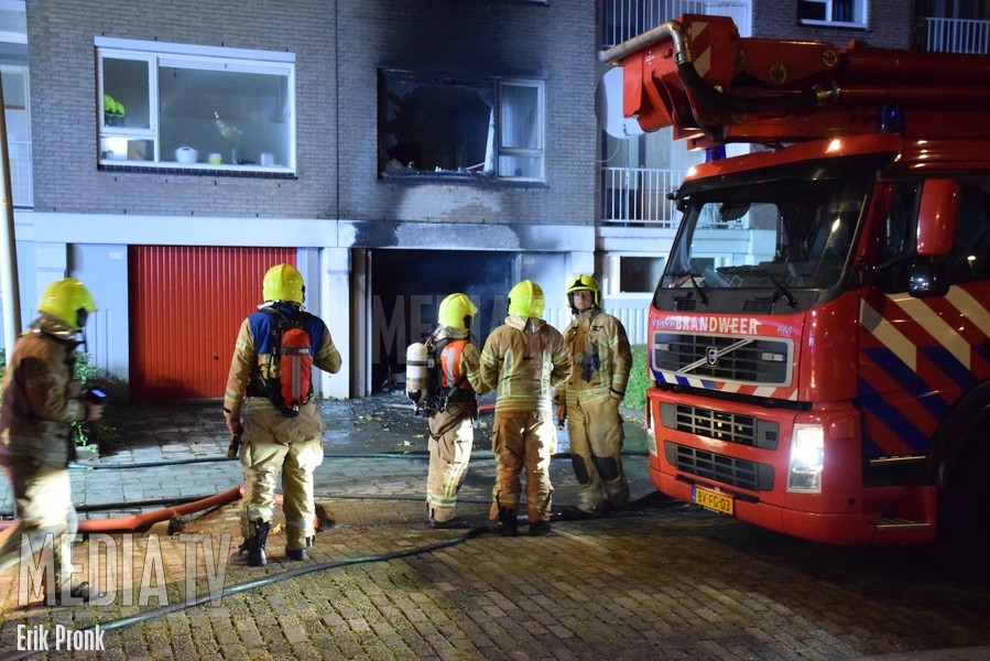 Appartementen ontruimd na brand garagebox Coornhertstraat Vlaardingen (video)