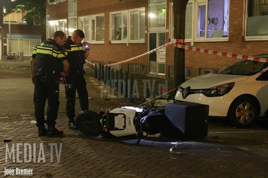 Automobilist laat gewonde scooterrijder achter Amelandsestraat Rotterdam