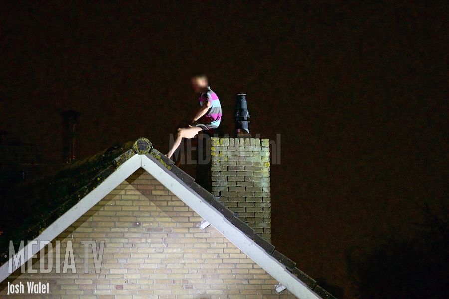 Verwarde man zit uren op dak in Rijnsaterwoude