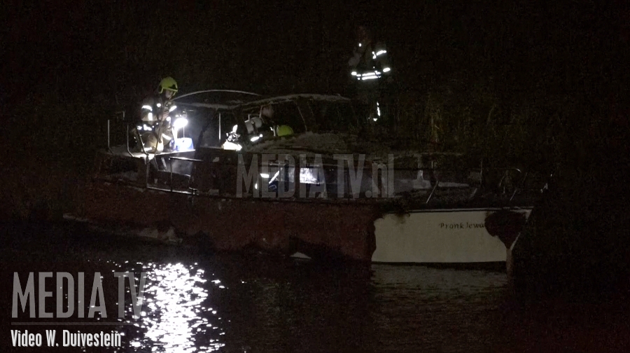 Persoon omgekomen na bootbrand in Capelle aan den IJssel (video)