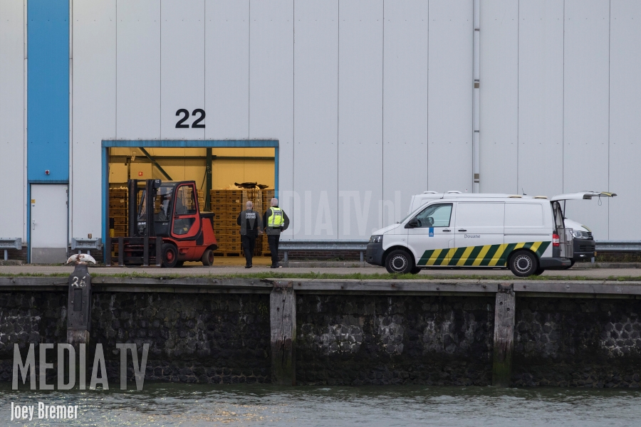 Douane houdt grote drugscontrole in haven Rotterdam (video)