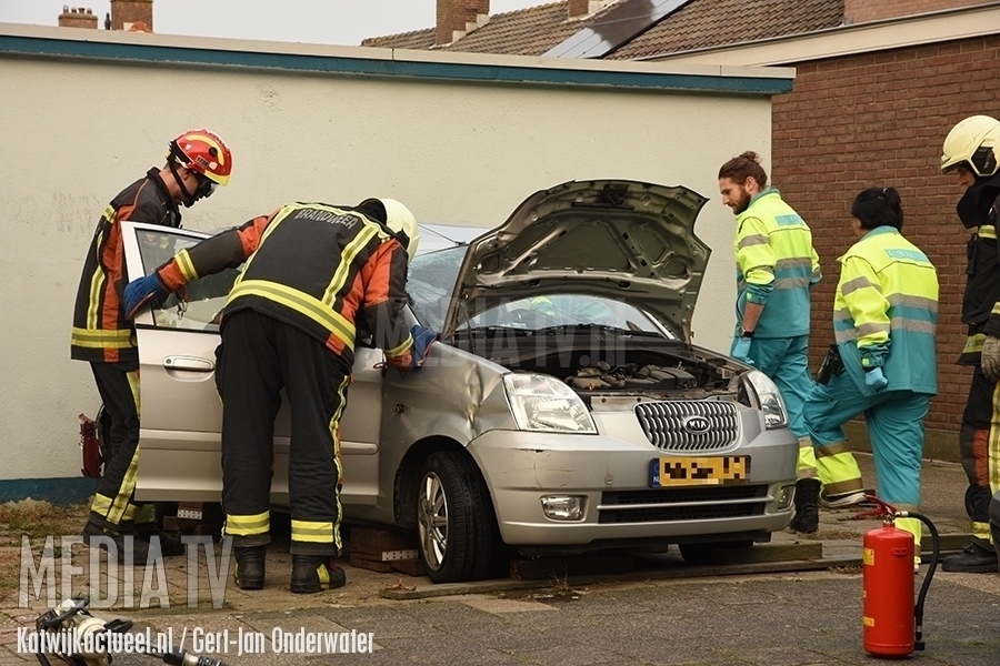 Automobiliste rijdt tegen gevel Prinses Beatrixlaan Katwijk