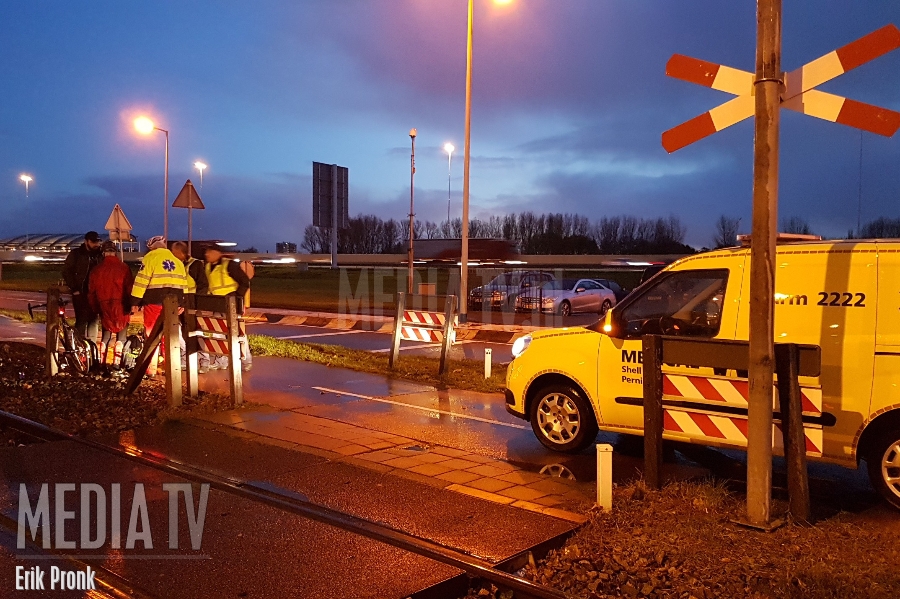 Fietser gewond na aanrijding met scooterrijder Butaanweg Rotterdam
